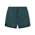 Men's seamless quick-drying polyester sports shorts in knee-length straight cut design