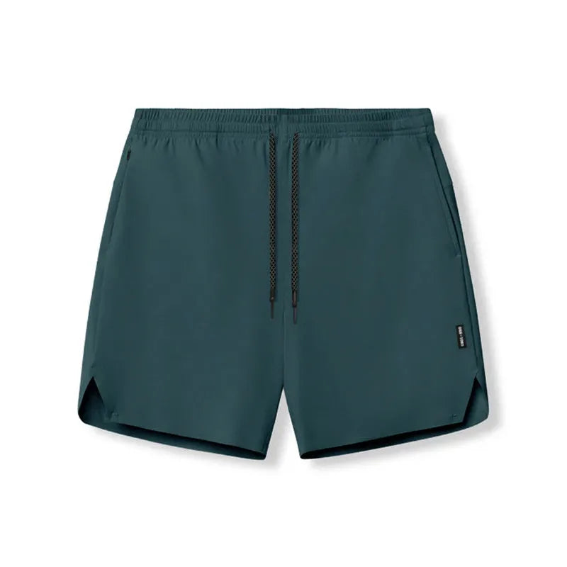 Men's seamless quick-drying polyester sports shorts in knee-length straight cut design
