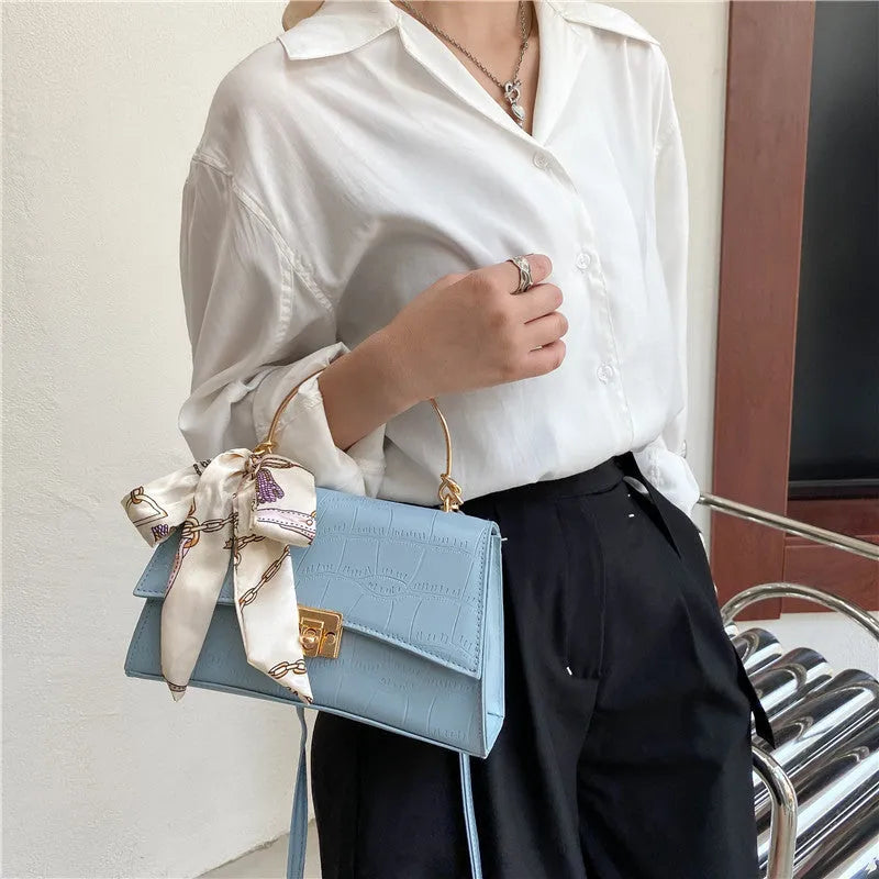 PU leather crossbody bag in solid colour with crocodile pattern and sewing line, 25x15x9.5cm size, white background