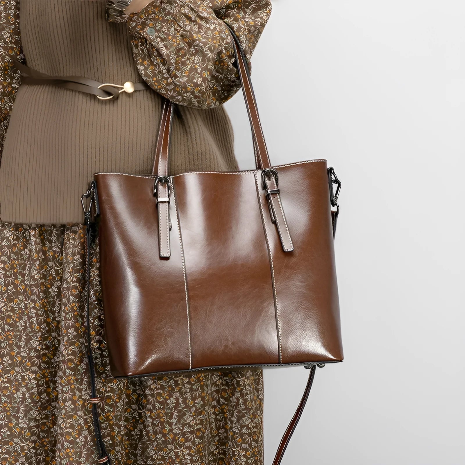 Genuine leather retro women's shoulder bag in horizontal square shape with three straps and sandwich pockets
