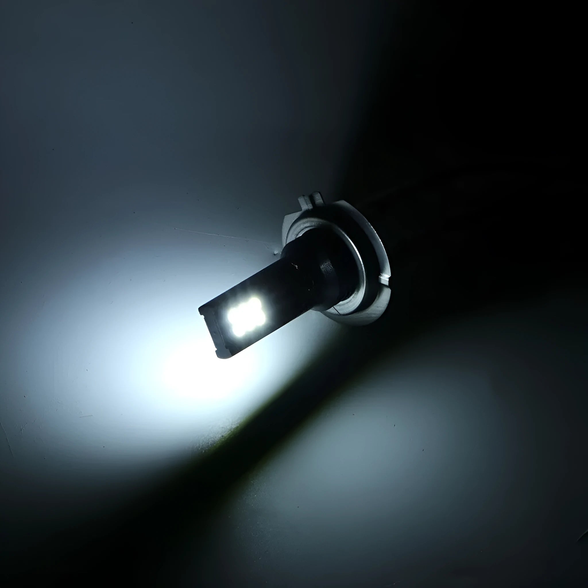 A single H7 110W LED fog light bulb with aluminium housing and 12 SMD LEDs.