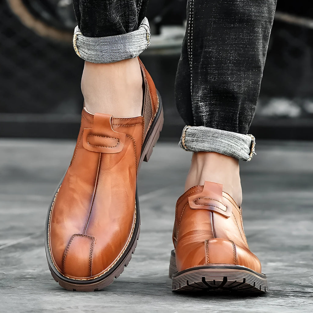 Men's casual cowhide leather loafers with round toe and rubber sole in black colour