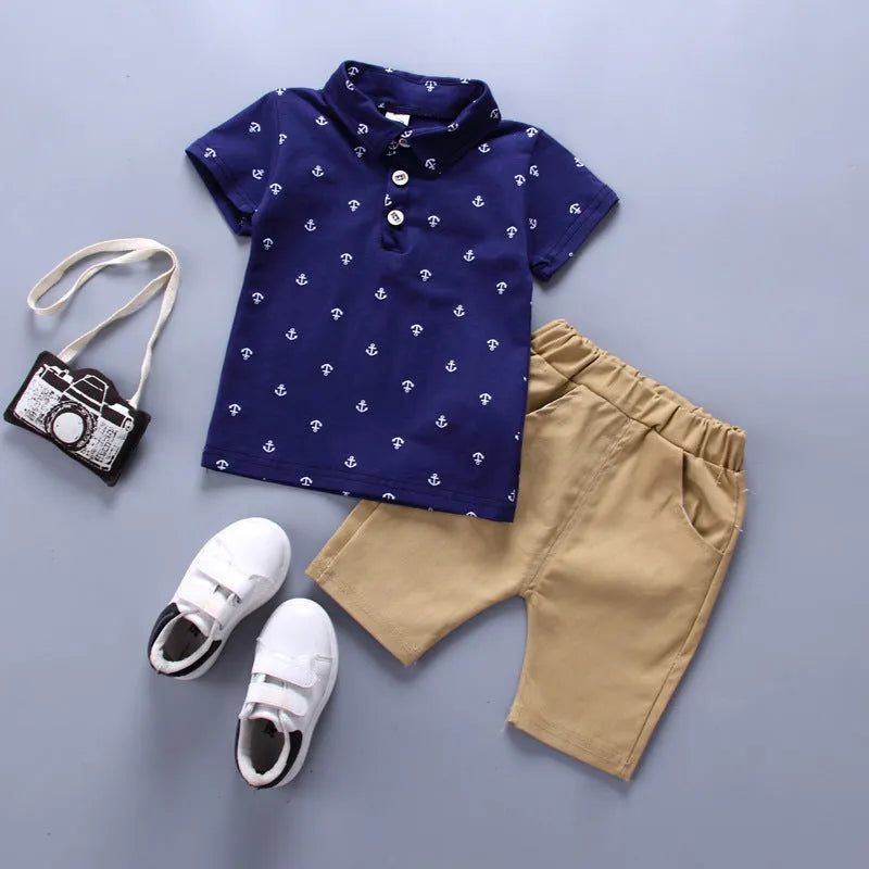 Anchor printed cotton trousers suit set for infants in blue, with short sleeves and pullover closure.