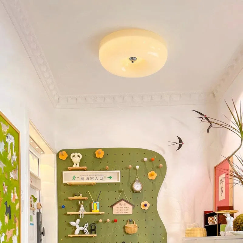 American-style cream coloured bedroom ceiling lamp with three-light colours and 40cm diameter.