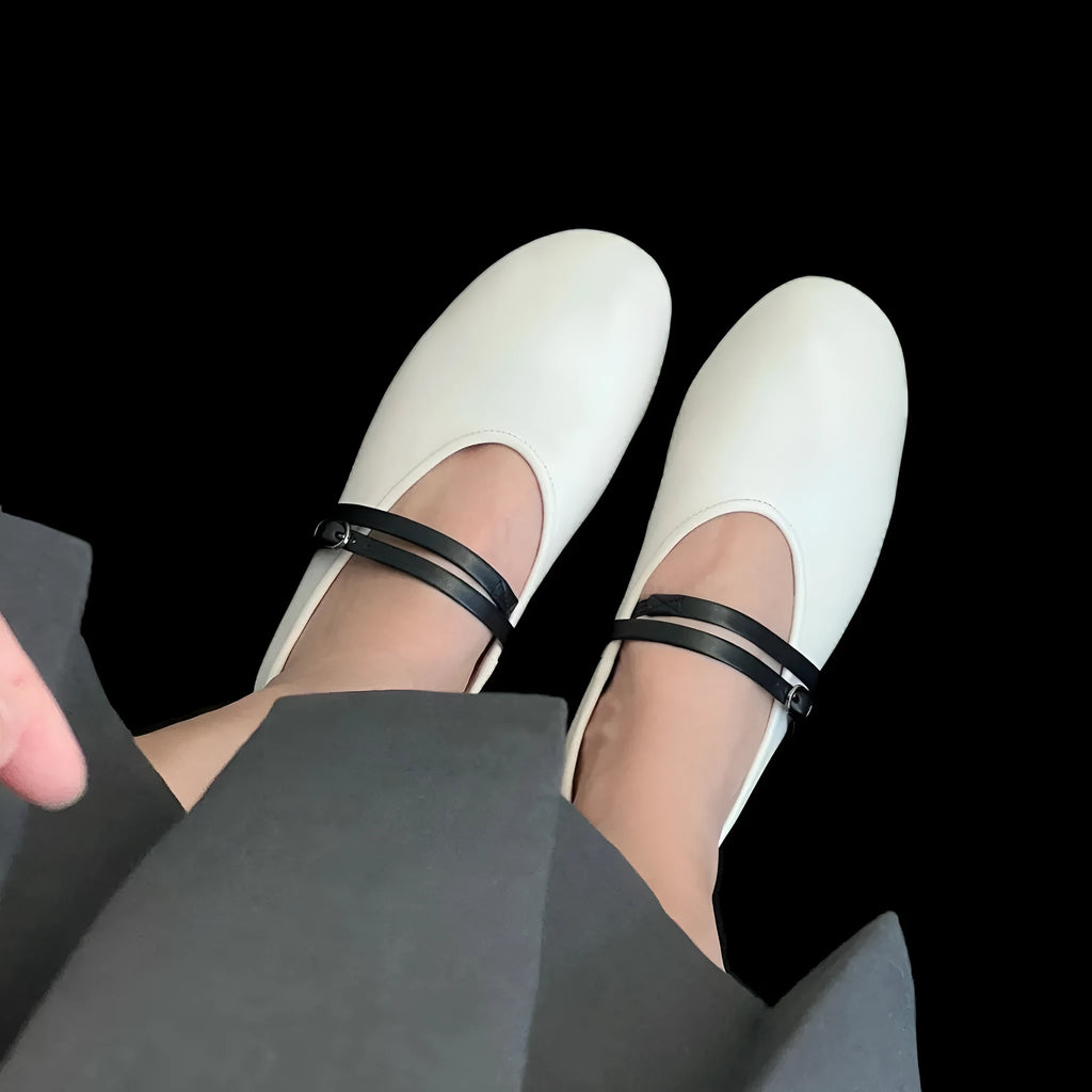 Mary Jane shoes with round toe and buckle, low heel under 3cm, sheepskin upper, white or black, sizes 35-40.
