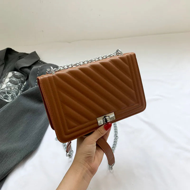 Chain trend small square shoulder bag in black with stitching details and chain strap, PU material, inner phone pocket