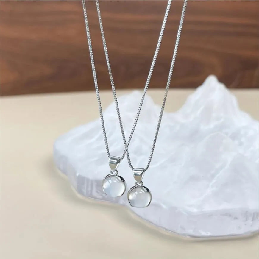 Korean-style women's oval pendant necklace with eight-point star design on adjustable chain