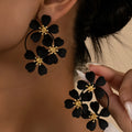 Retro flower earrings for women in black or white iron construction