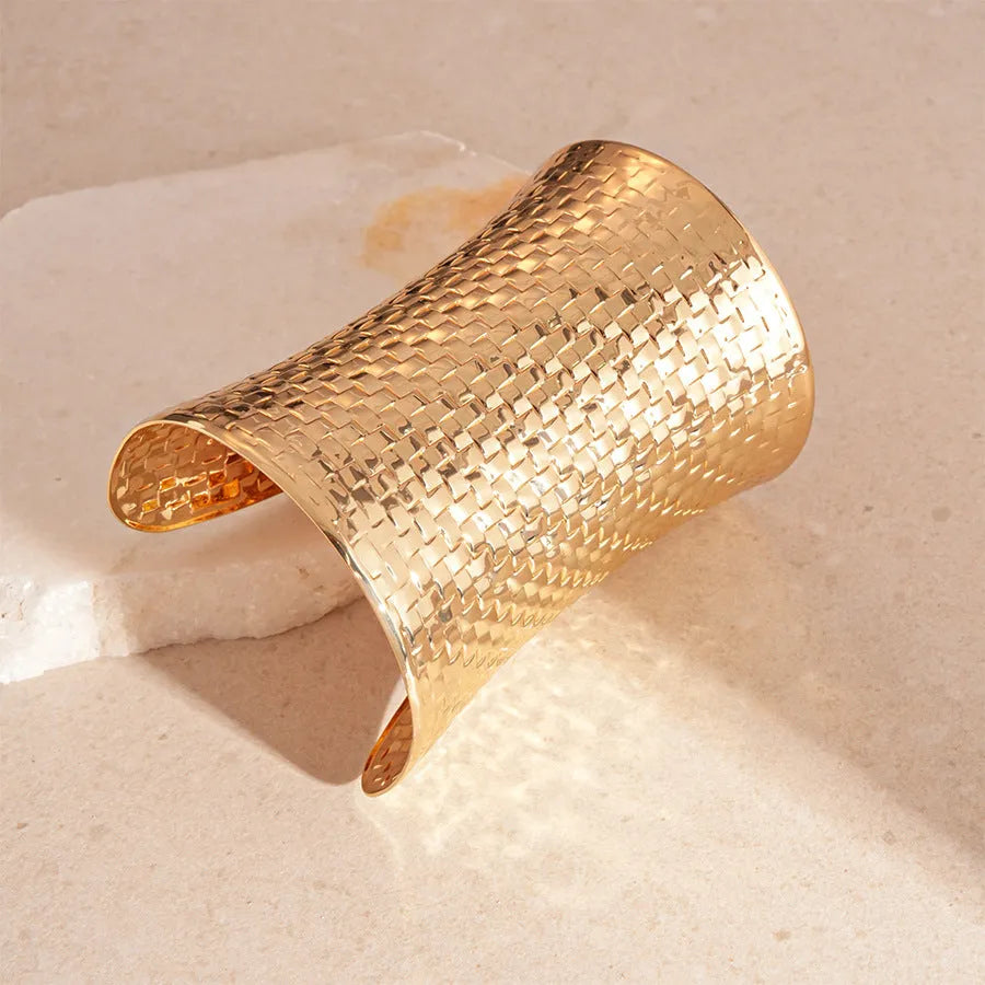 Women's vintage exaggerated round bracelet in gold or silver electroplated metal