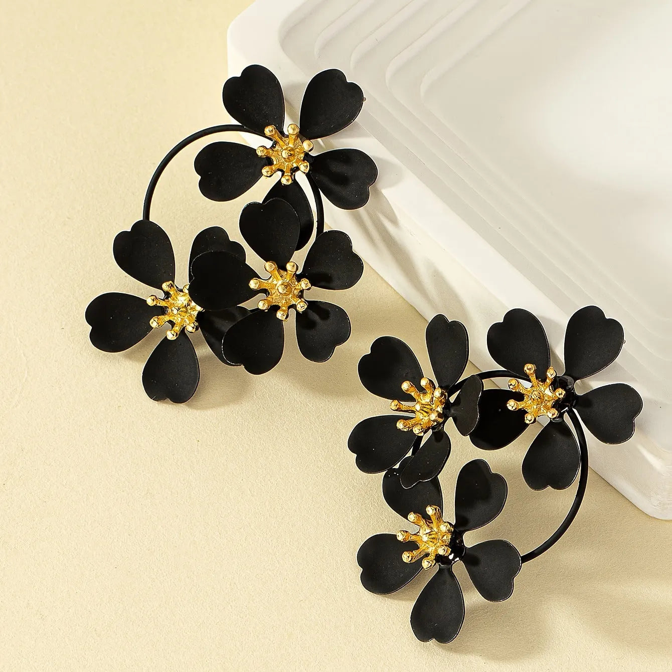 Retro flower earrings for women in black or white iron construction