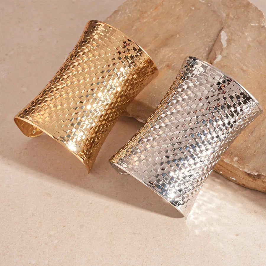 Women's vintage exaggerated round bracelet in gold or silver electroplated metal