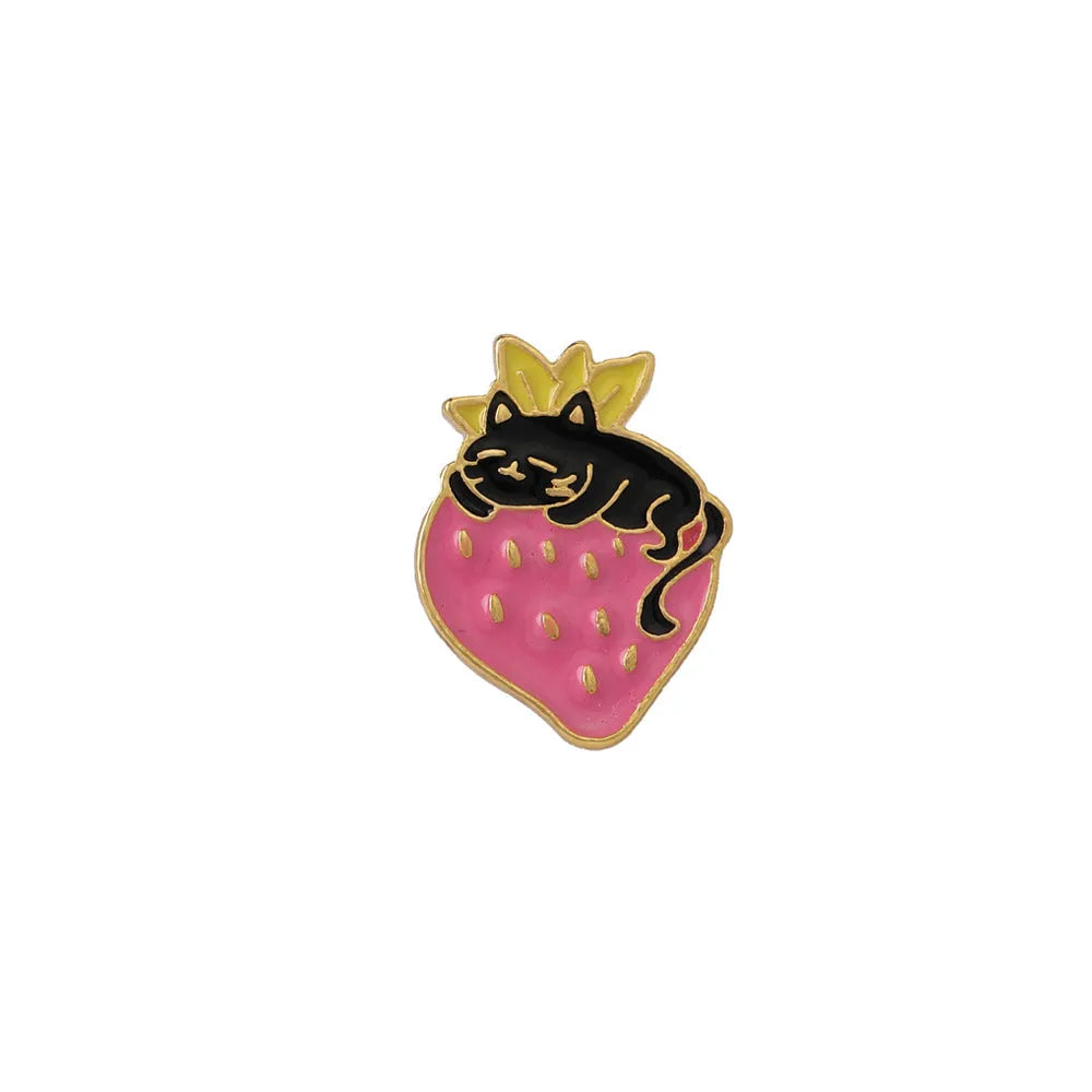 Alloy cake cat brooch with strawberry decoration and dripping oil design elements