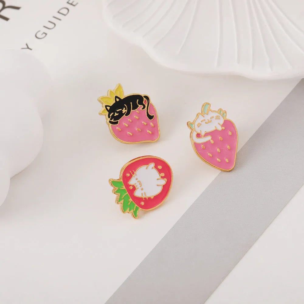 Alloy cake cat brooch with strawberry decoration and dripping oil design elements