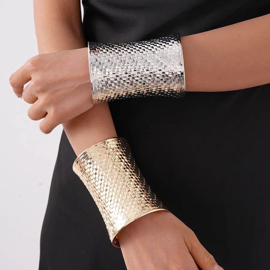 Women's vintage exaggerated round bracelet in gold or silver electroplated metal