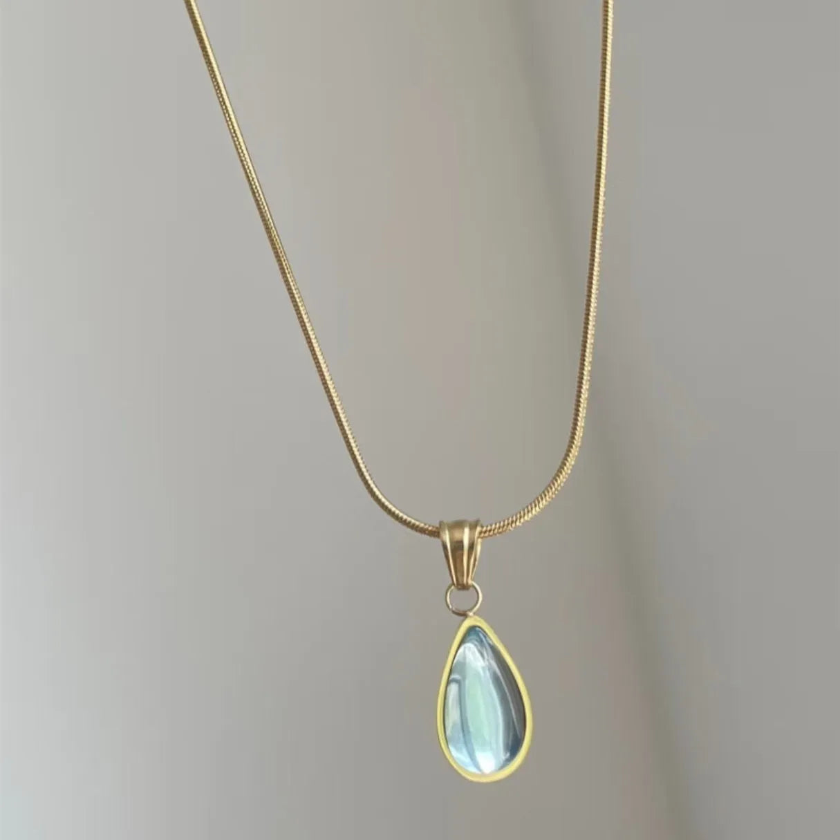 Retro women's water drop necklace with mixed gem inlay on a snake bones chain, in blue or green.