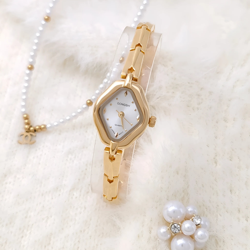 Women's gold or silver fashion bracelet watch with 18mm dial and mineral glass surface