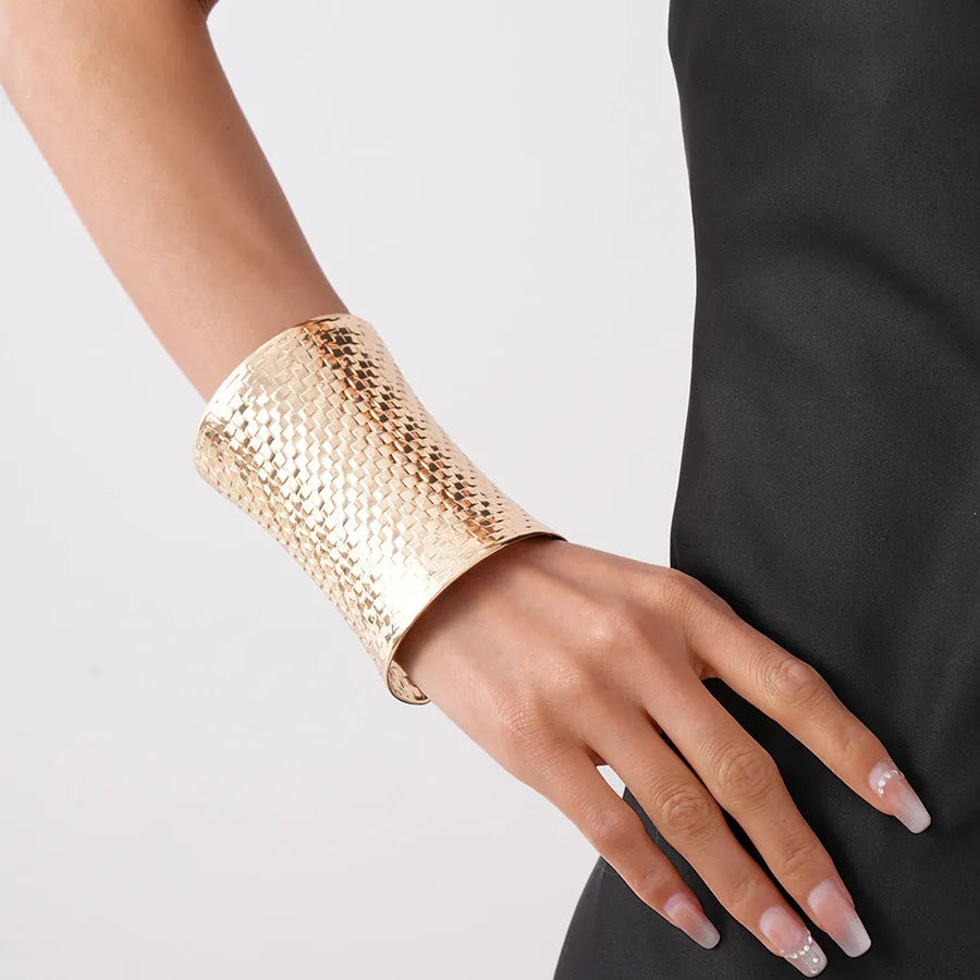 Women's vintage exaggerated round bracelet in gold or silver electroplated metal