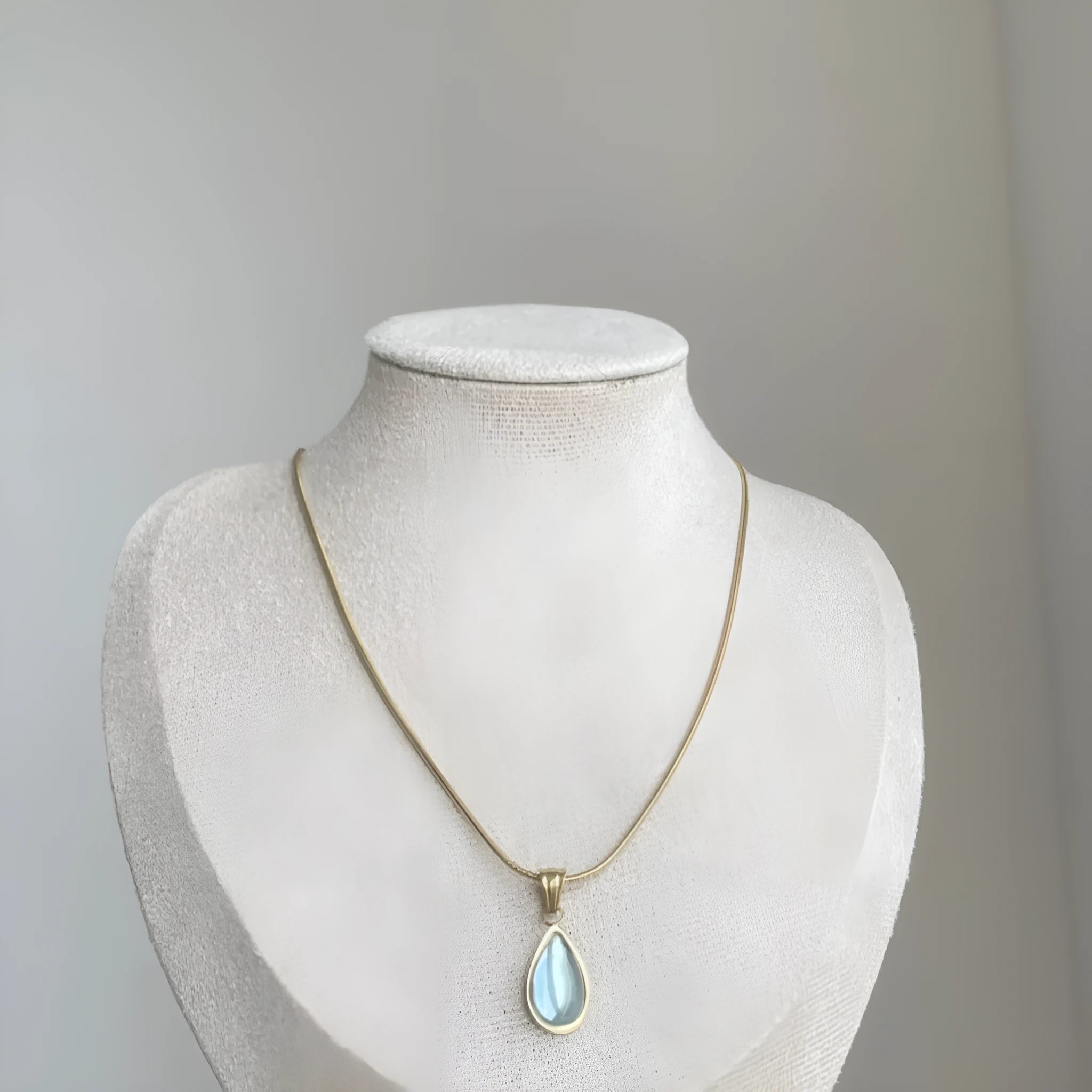 Retro women's water drop necklace with mixed gem inlay on a snake bones chain, in blue or green.