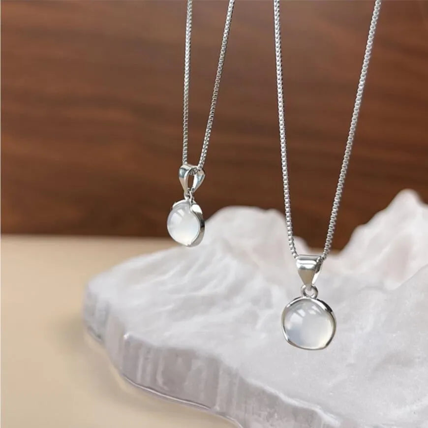 Korean-style women's oval pendant necklace with eight-point star design on adjustable chain