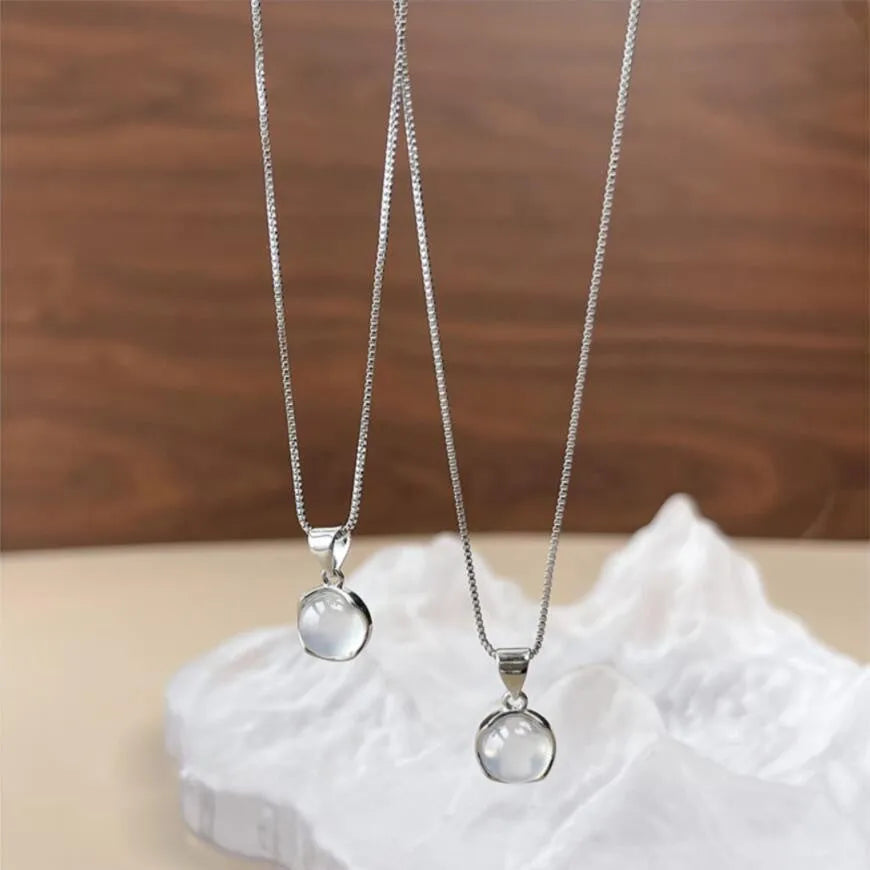 Korean-style women's oval pendant necklace with eight-point star design on adjustable chain