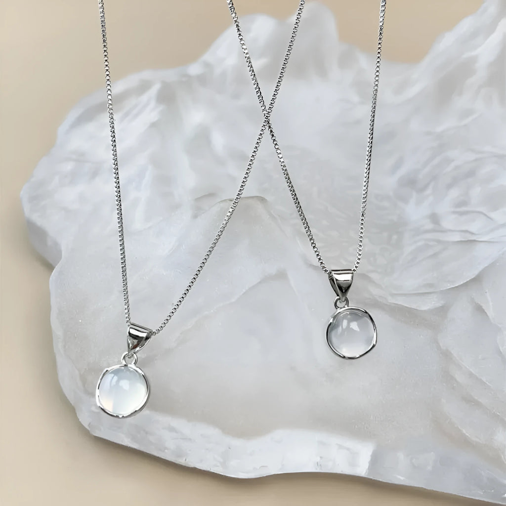 Korean-style women's oval pendant necklace with eight-point star design on adjustable chain