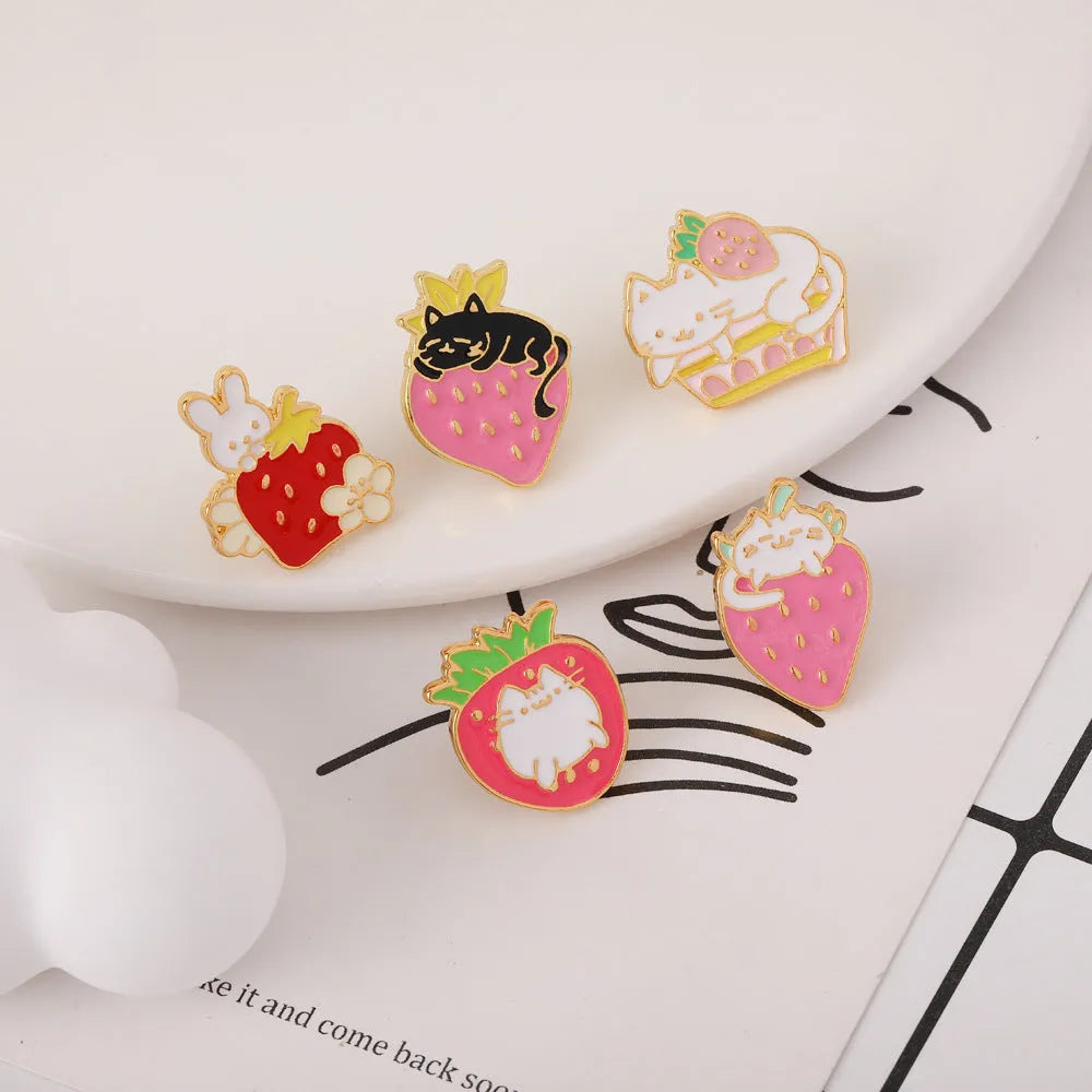 Alloy cake cat brooch with strawberry decoration and dripping oil design elements