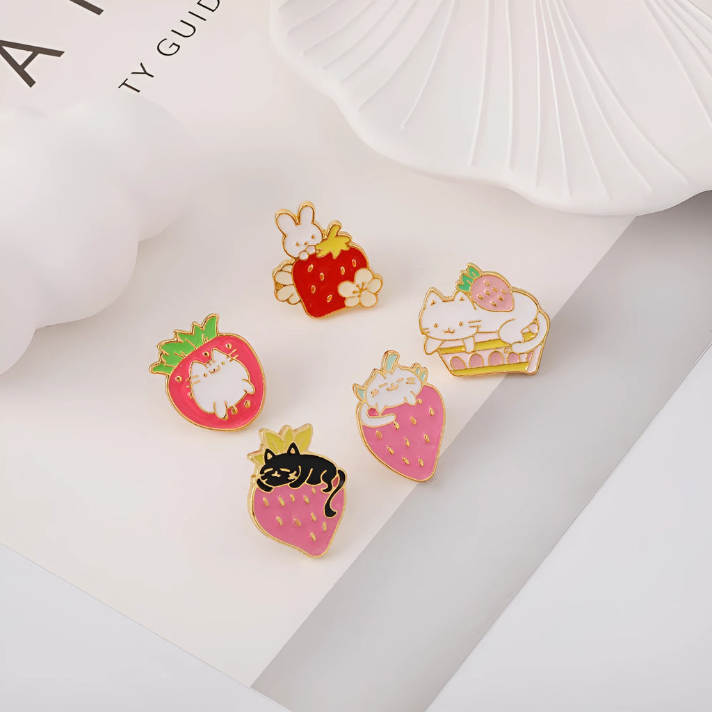 Alloy cake cat brooch with strawberry decoration and dripping oil design elements