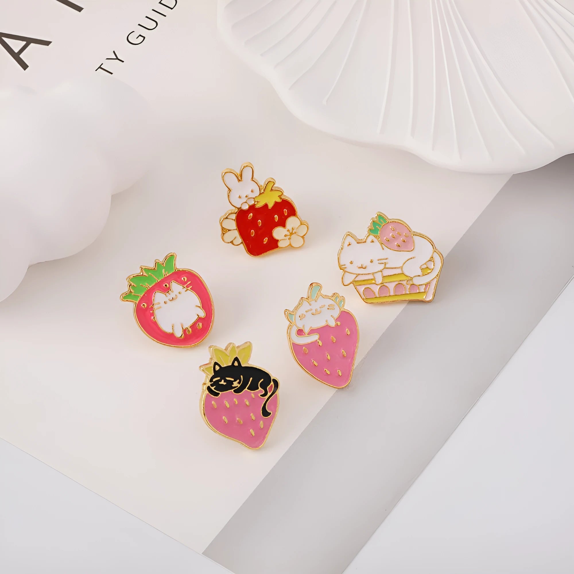 Alloy cake cat brooch with strawberry decoration and dripping oil design elements