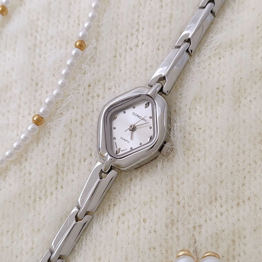 Women's gold or silver fashion bracelet watch with 18mm dial and mineral glass surface