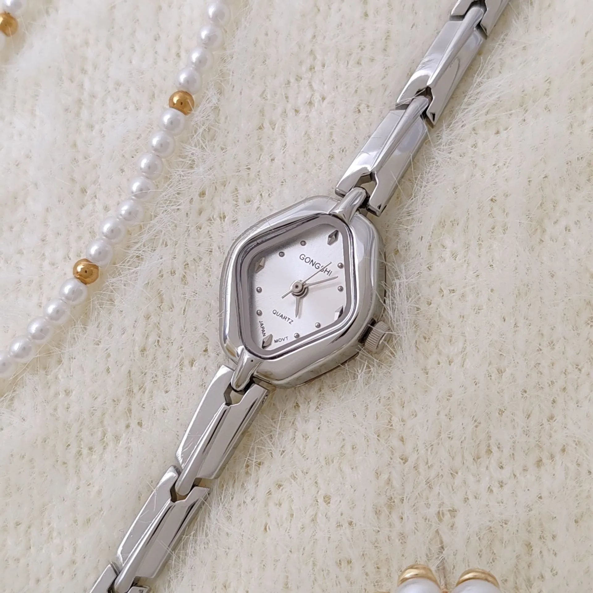 Women's gold or silver fashion bracelet watch with 18mm dial and mineral glass surface