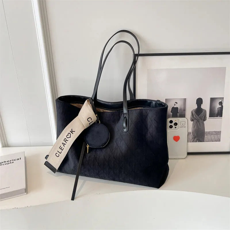 Large casual women's tote shoulder bag in polyester with internal zipper compartment and sandwich pocket