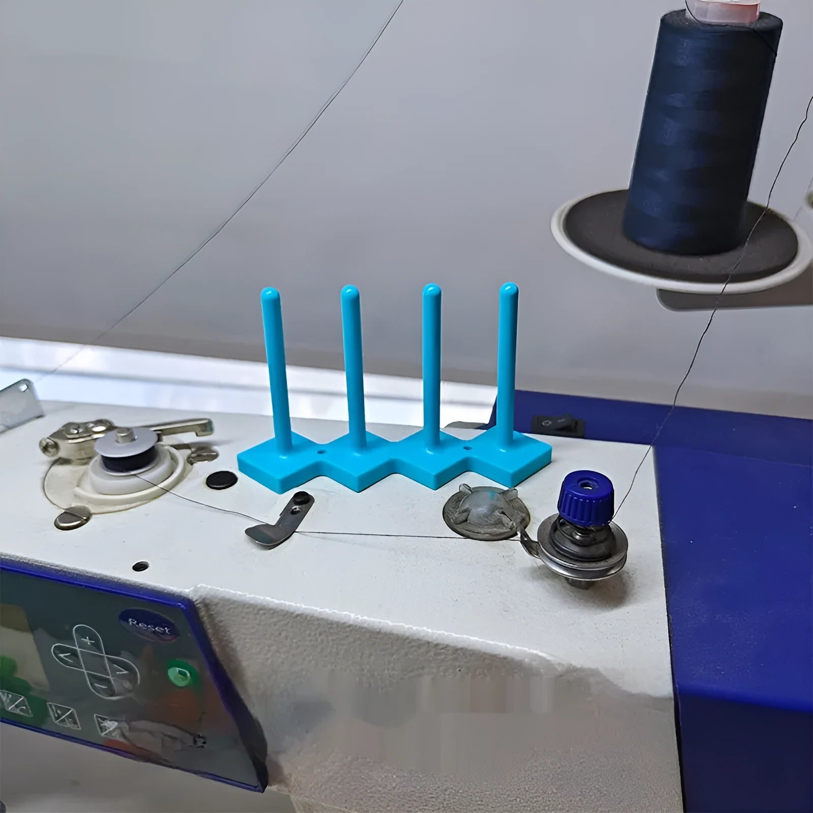 Plastic sewing machine bobbin storage rack with magnetic wire core, four columns, in blue