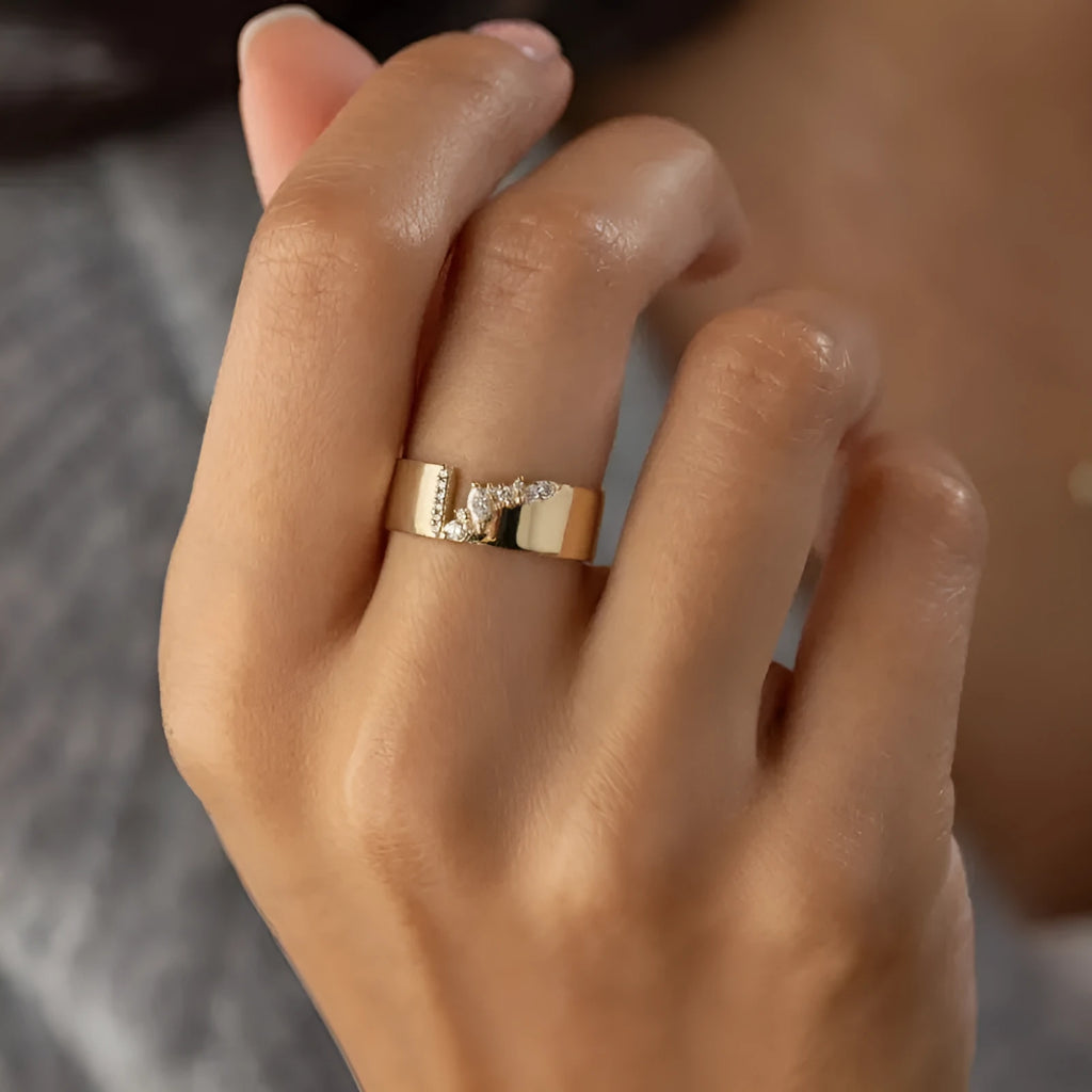 Gold-colour women's ring with shining zircon stone on copper band