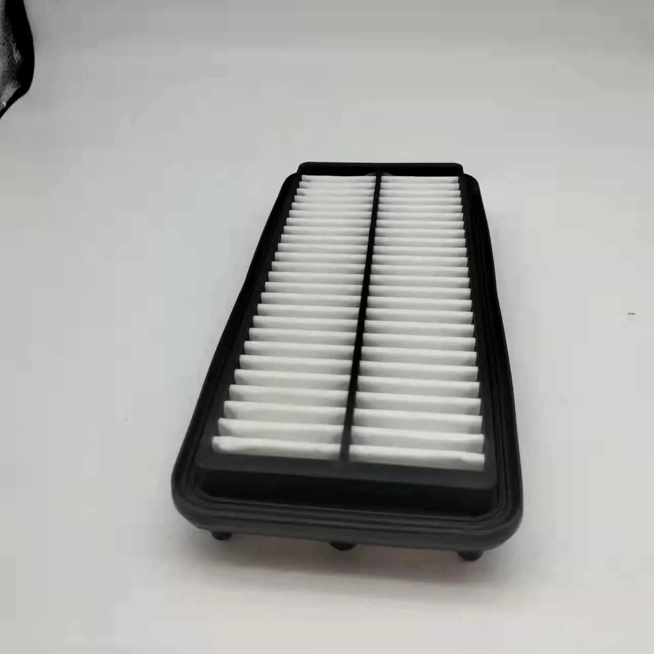Black car air filter measuring 256mm x 113mm x 40mm for Hyundai compatible vehicles