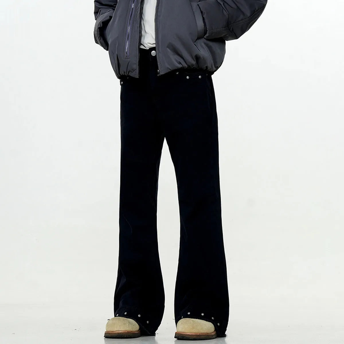 American retro straight-leg skinny jeans in black cotton fabric with a horn-shaped leg opening.
