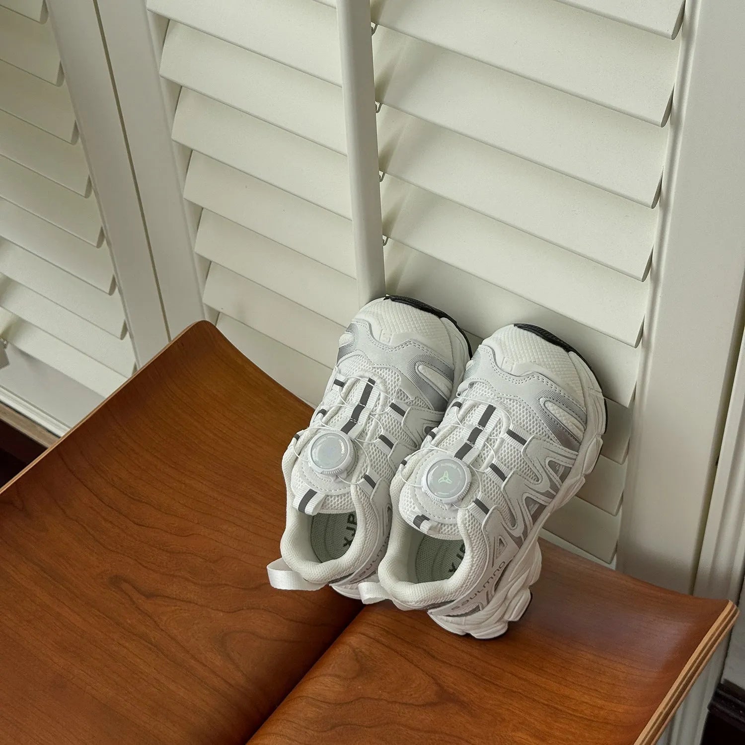 Girls' casual shoes in beige, black, or pink with a breathable PU leather mesh upper.