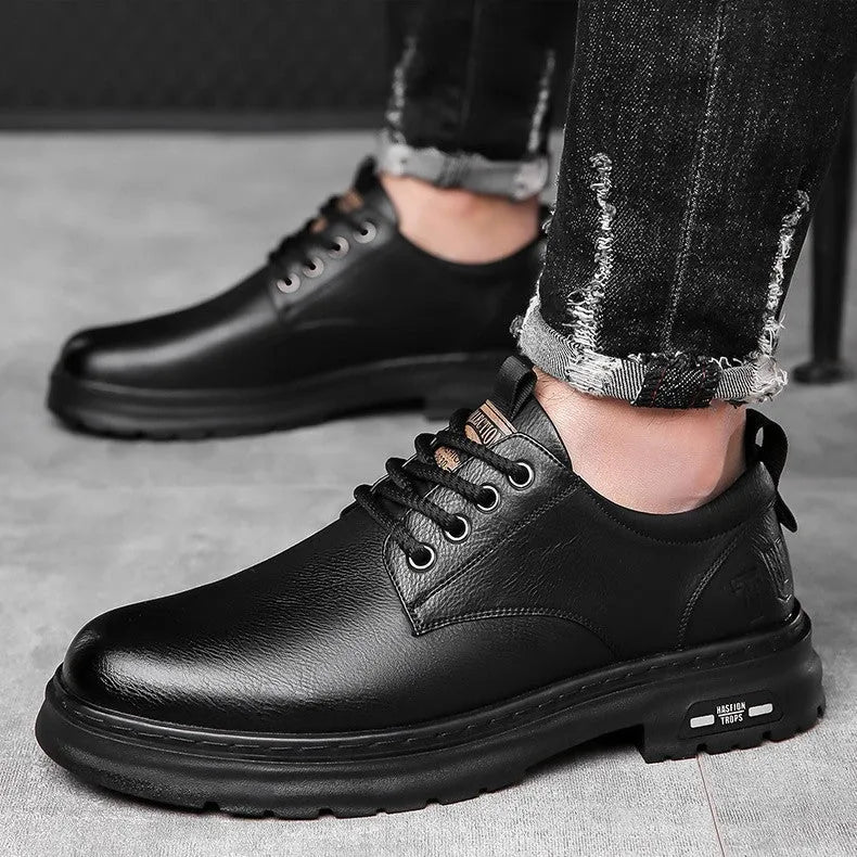 Men's black retro casual leather shoes with artificial PU upper and round toe on a neutral background.