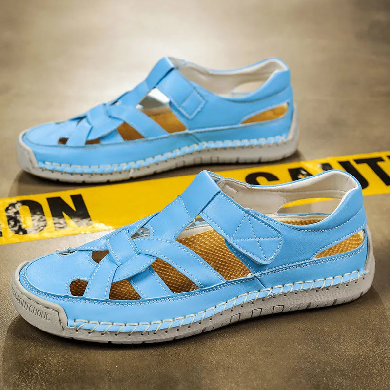 Women's low-top casual shoes with velcro strap and round toe in a solid colour.