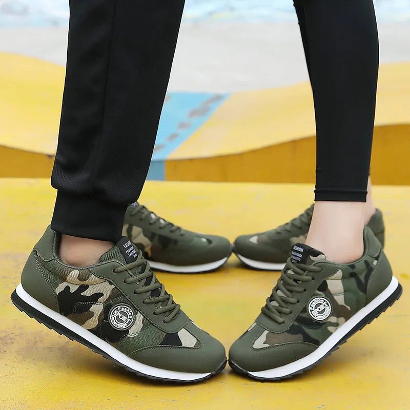 Camouflage pattern running shoes with suede upper and mesh lining in low-top sports style