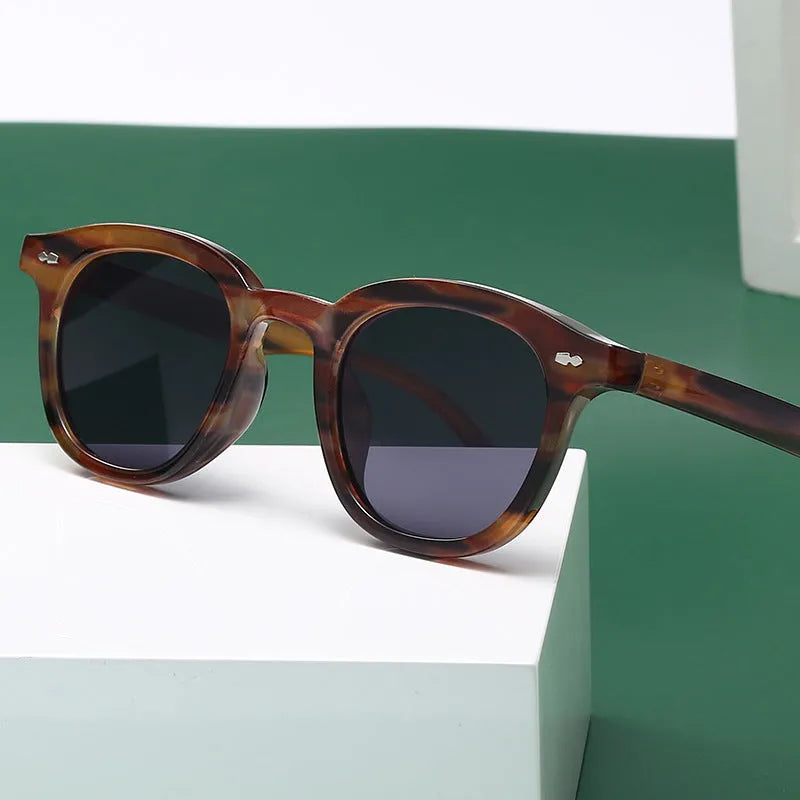 Retro round fashion sunglasses with PC frame and lenses in beige colour option