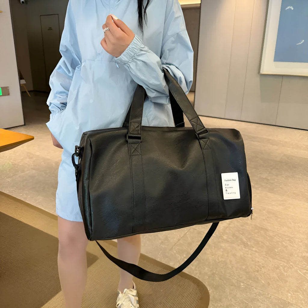Black dry wet separation fitness shoulder messenger bag showing separate compartments