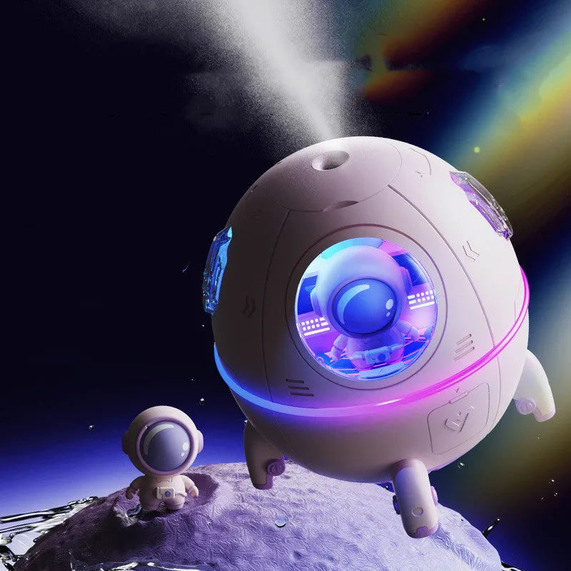 White USB astronaut humidifier ornament with vase shape, 110x110x119mm, on a desk