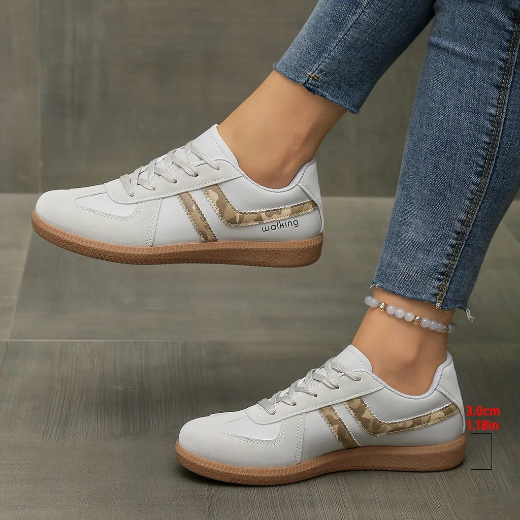 Low-top casual sneaker with artificial PU upper and rubber sole in a wine red colour.