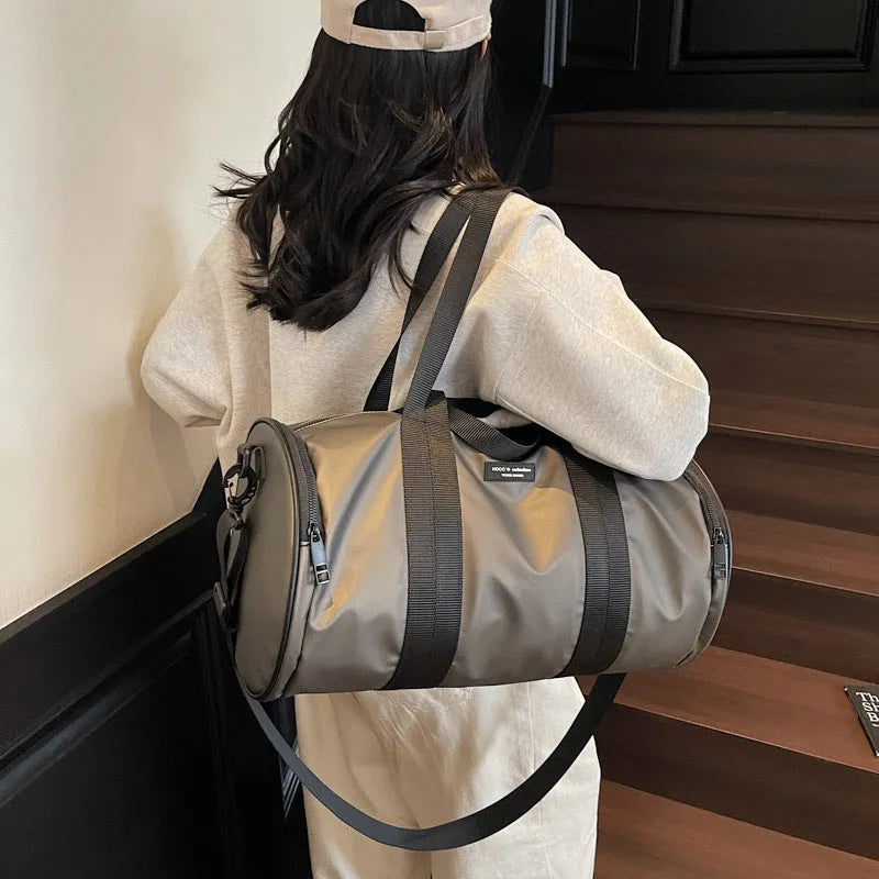 Black waterproof Oxford cloth sports handbag for men and women, suitable for leisure travel.