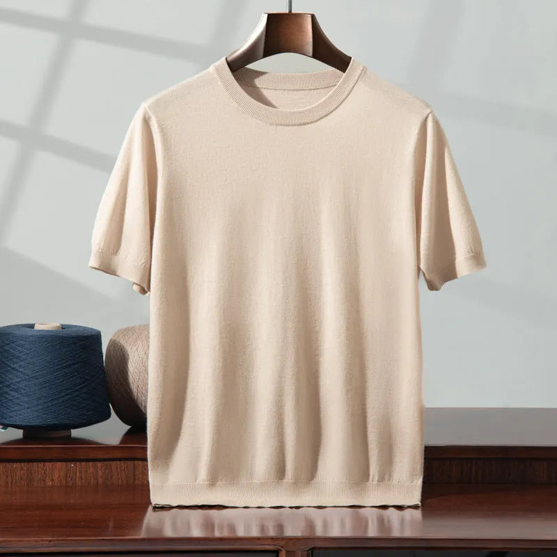Man wearing a loose thin knitted short sleeve shirt in a casual setting