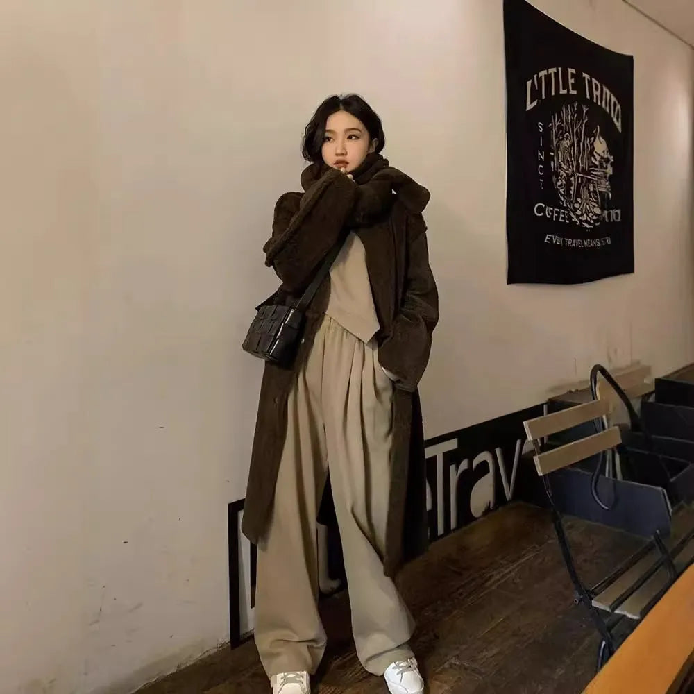 Women's loose-fitting khaki casual sports suit set with long sleeves and trousers.