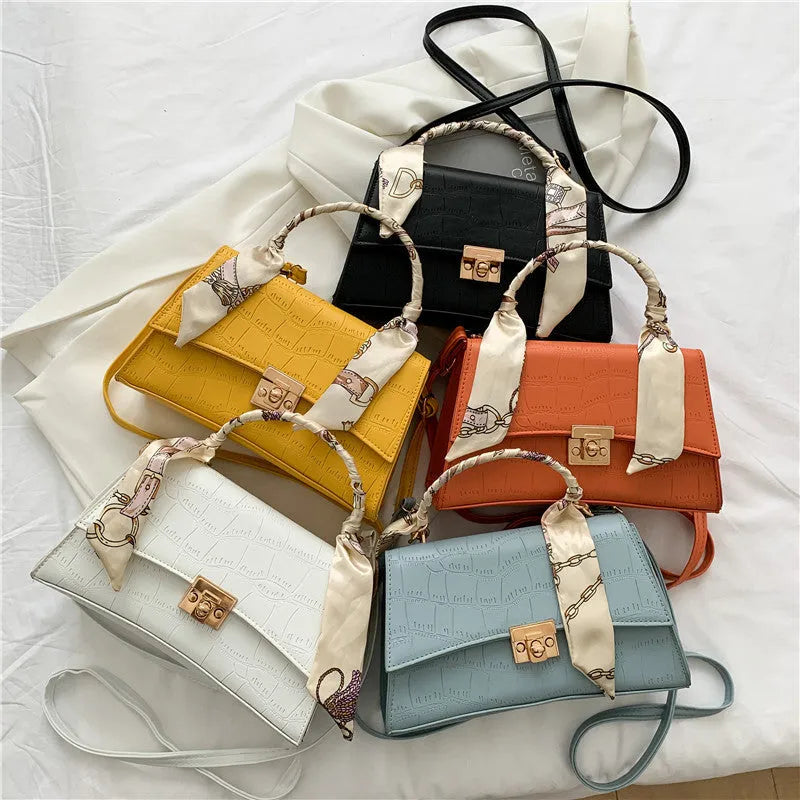 PU leather crossbody bag in solid colour with crocodile pattern and sewing line, 25x15x9.5cm size, white background