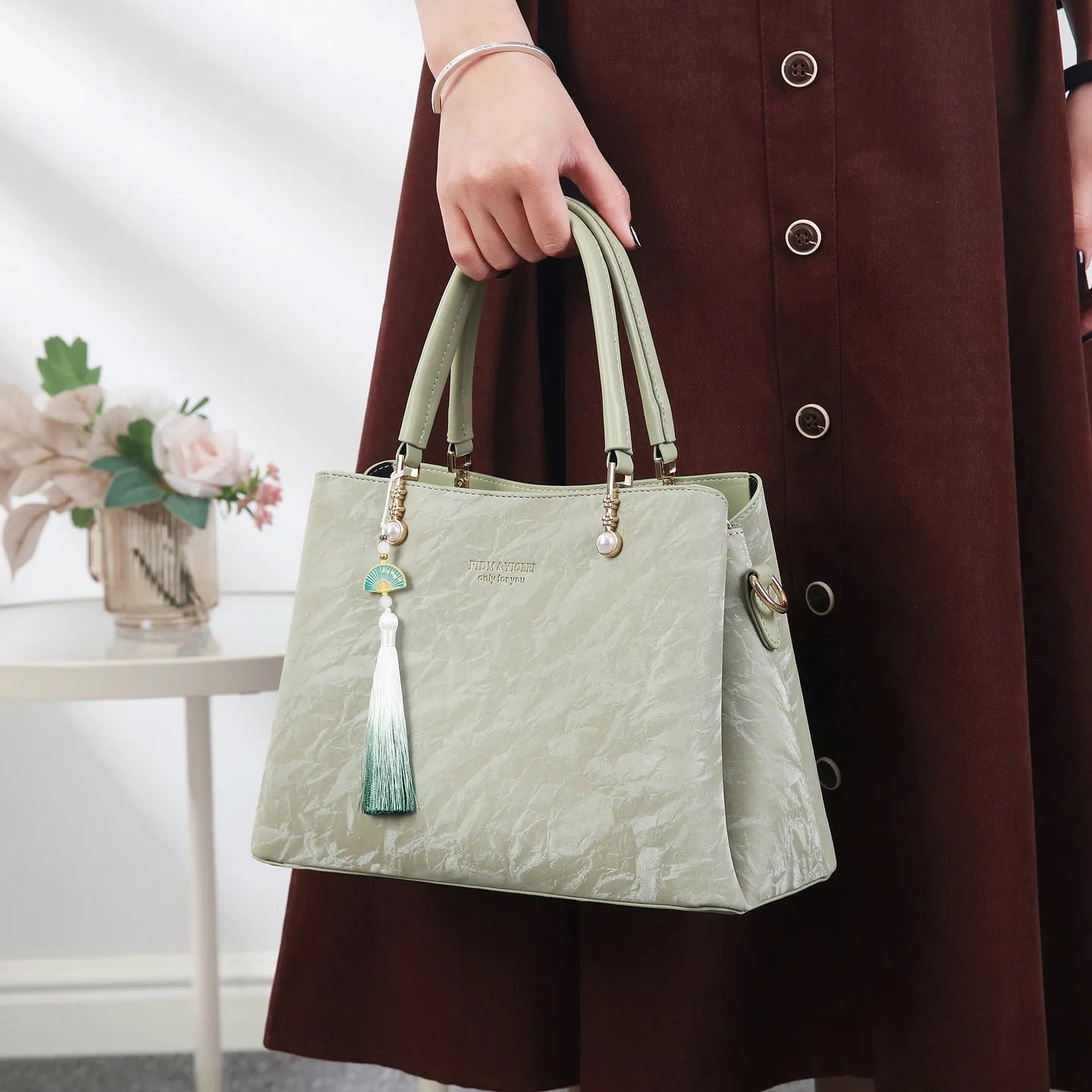 Women's large capacity PU leather handbag in horizontal square shape with outer slit pocket