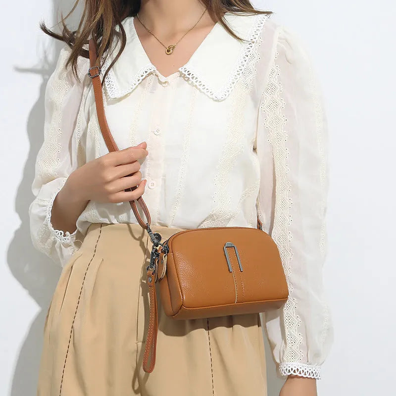 Women's genuine leather shoulder bag in horizontal square shape measuring 19x13x6 cm