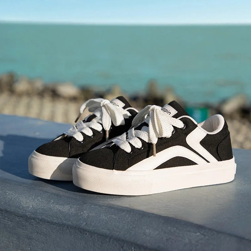 Women's low-top lace-up board shoes in blue, with a vulcanised rubber sole and round toe.